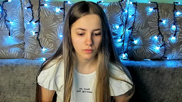 Snapshot of MaggieCake chatting on March 2025 03:44:01 AM MaggieCake online show from March 2025 03:44:01 AM