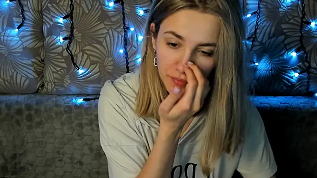 Snapshot of MaggieCake chatting on March 2025 05:22:02 AM MaggieCake online show from March 2025 05:22:02 AM