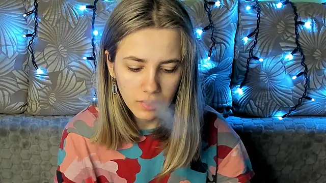 Snapshot of MaggieCake chatting on March 2025 07:26:02 AM MaggieCake online show from March 2025 07:26:02 AM