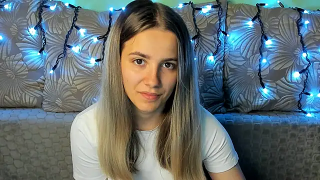 Snapshot of MaggieCake chatting on October 2025 12:33:02 AM MaggieCake online show from October 2025 12:33:02 AM