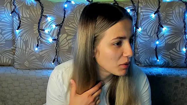 Snapshot of MaggieCake chatting on October 2025 12:33:02 AM MaggieCake online show from October 2025 12:33:02 AM