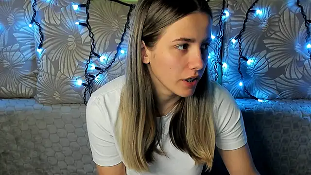 Snapshot of MaggieCake chatting on October 2025 01:28:01 AM MaggieCake online show from October 2025 01:28:01 AM