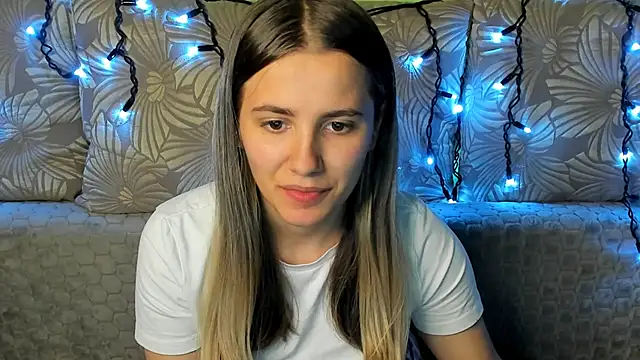 Snapshot of MaggieCake chatting on October 2025 12:00:02 AM MaggieCake online show from October 2025 12:00:02 AM