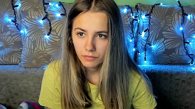 Snapshot of MaggieCake chatting on November 2025 04:00:01 AM MaggieCake online show from November 2025 04:00:01 AM