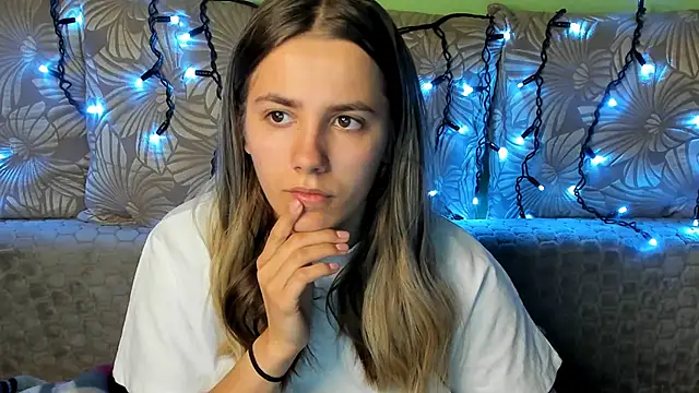 Snapshot of MaggieCake chatting on November 2025 04:33:01 AM MaggieCake online show from November 2025 04:33:01 AM