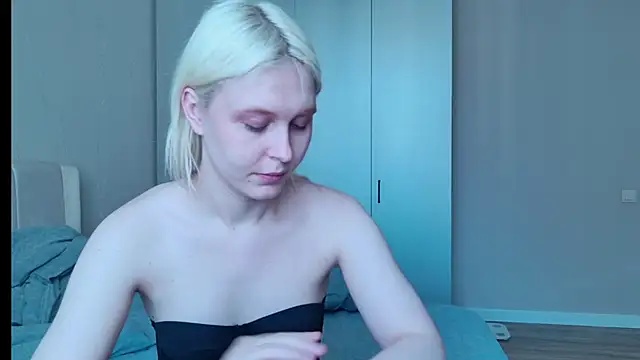 Snapshot of Evelyn_rabbit chatting on September 2025 05:20:01 AM Evelyn rabbit online show from September 2025 05:20:01 AM