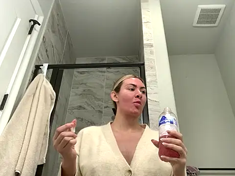 Alyssa rhoades online show from November 2025 09:28:01 PM