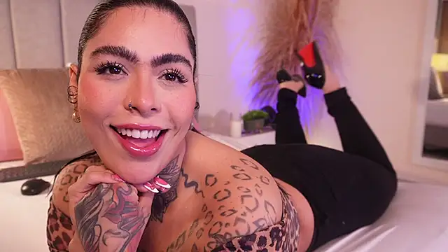 Snapshot of curvyliciousss chatting on October 2025 04:49:02 PM curvyliciousss online show from October 2025 04:49:02 PM