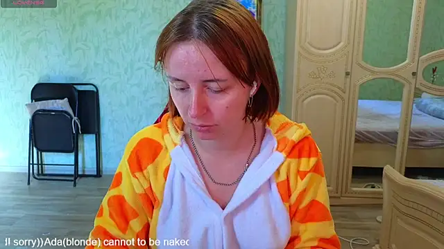 Snapshot of DanaMartina chatting on October 2025 10:00:02 AM DanaMartina online show from October 2025 10:00:02 AM