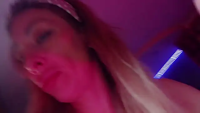 Snapshot of AnnieGOld_ chatting on September 2025 10:53:02 PM AnnieGOld online show from September 2025 10:53:02 PM