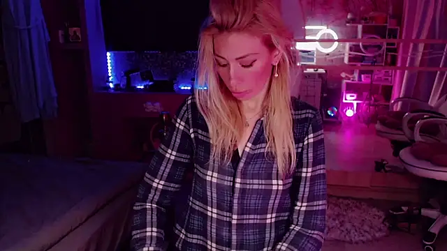 Snapshot of AnnieGOld_ chatting on September 2025 01:18:02 AM AnnieGOld online show from September 2025 01:18:02 AM