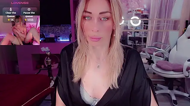 Snapshot of AnnieGOld_ chatting on October 2025 11:14:02 PM AnnieGOld online show from October 2025 11:14:02 PM