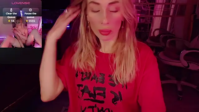 Snapshot of AnnieGOld_ chatting on October 2025 11:40:01 PM AnnieGOld online show from October 2025 11:40:01 PM