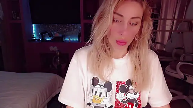 Snapshot of AnnieGOld_ chatting on October 2025 11:42:02 PM AnnieGOld online show from October 2025 11:42:02 PM