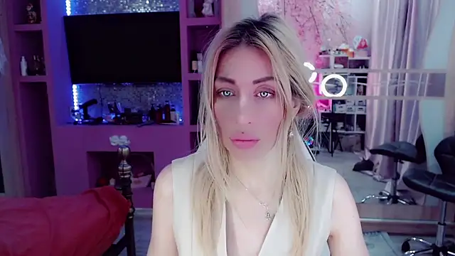 Snapshot of AnnieGOld_ chatting on December 2025 02:38:01 AM AnnieGOld online show from December 2025 02:38:01 AM