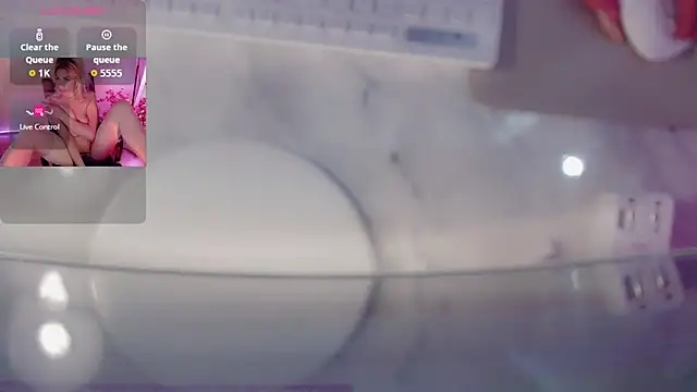 Snapshot of AnnieGOld_ chatting on December 2025 06:15:01 PM AnnieGOld online show from December 2025 06:15:01 PM