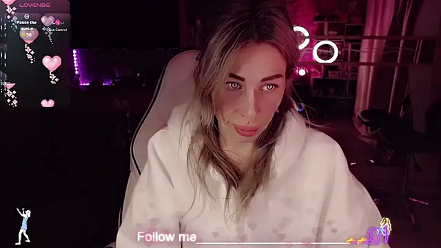 Snapshot of AnnieGOld_ chatting on February 2026 11:39:01 PM AnnieGOld online show from February 2026 11:39:01 PM