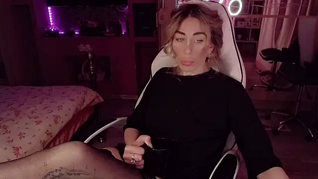 AnnieGOld  online show from May 2026 05:26:01 AM