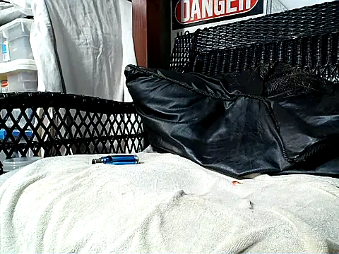 Snapshot of HungHawaiian808@xh chatting on December 2025 04:18:02 AM HungHawaiian808xh online show from December 2025 04:18:02 AM