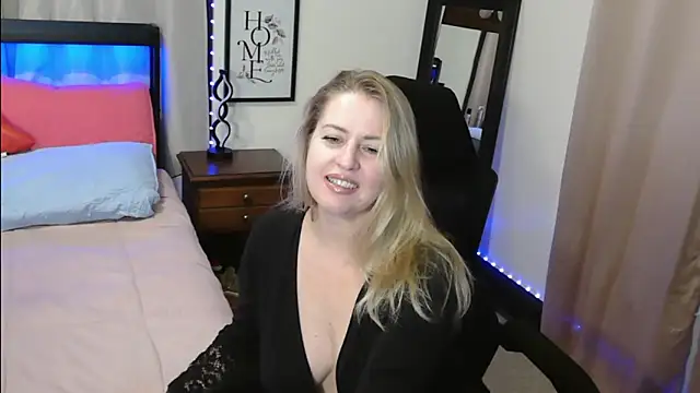 HollieBim online show from December 2024 12:38:01 PM