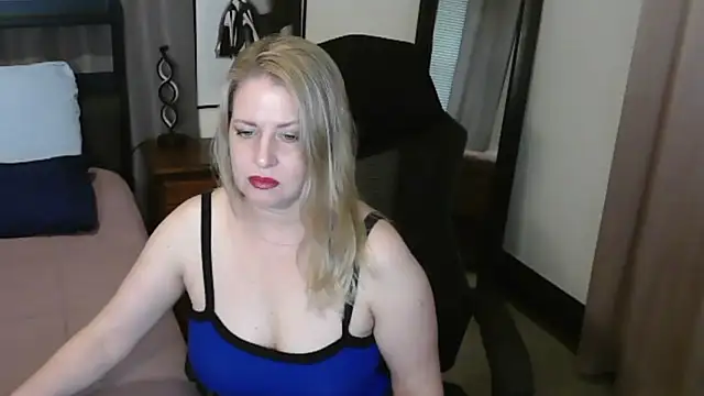 HollieBim online show from May 2026 01:18:01 PM