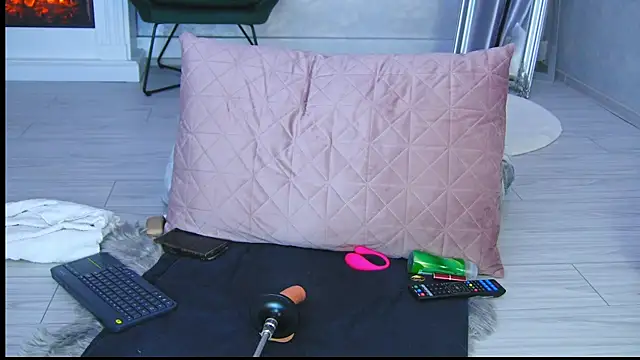 Snapshot of Michelle90u chatting on November 2025 09:35:01 PM Michelle90u online show from November 2025 09:35:01 PM