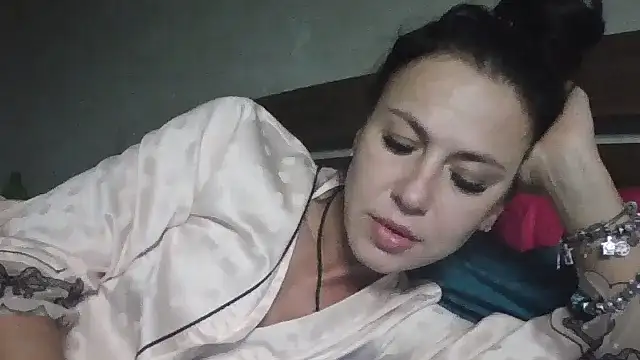 Snapshot of JulianaGold1 chatting on January 2025 05:42:02 PM JulianaGold1 online show from January 2025 05:42:02 PM