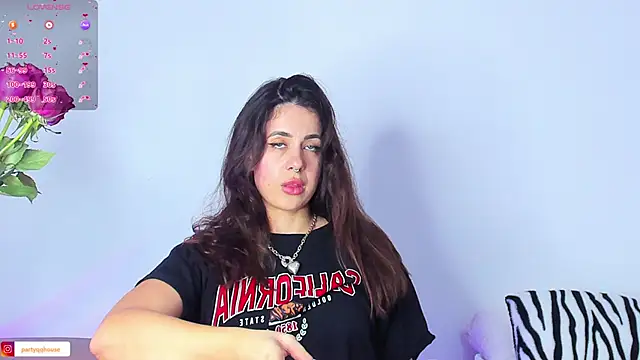 Snapshot of PartyQqHouse chatting on December 2024 07:36:01 PM PartyQqHouse online show from December 2024 07:36:01 PM