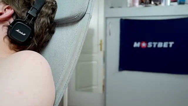 foxeslovefoxes online show from January 2025 12:09:02 PM