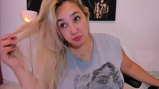 Snapshot of Eva_MilfF chatting on January 2025 01:08:02 PM Eva MilfF online show from January 2025 01:08:02 PM