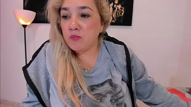 Snapshot of Eva_MilfF chatting on January 2025 04:34:01 PM Eva MilfF online show from January 2025 04:34:01 PM