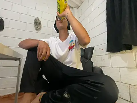 Max TheHorseDick online show from June 2026 02:05:01 AM