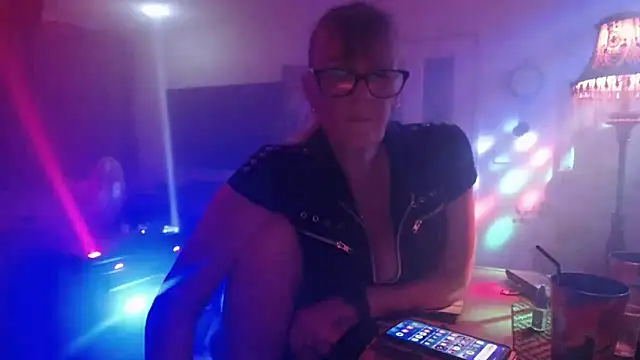 Snapshot of COUPLE4VOYEUR01 chatting on September 2025 07:04:01 PM COUPLE4VOYEUR01 online show from September 2025 07:04:01 PM