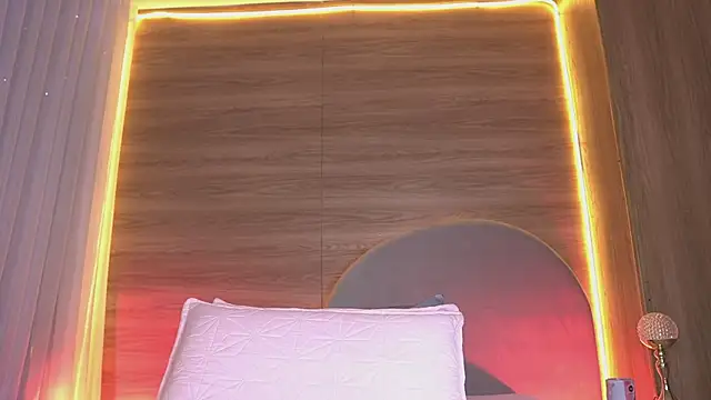 alexaa walker online show from May 2026 12:01:01 PM