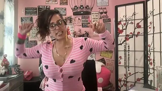 latinacubana online show from February 2025 02:33:02 PM