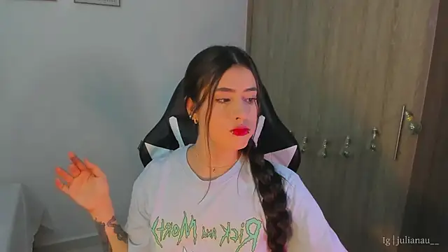 Snapshot of iriswest_ chatting on January 2025 11:00:01 PM iriswest online show from January 2025 11:00:01 PM