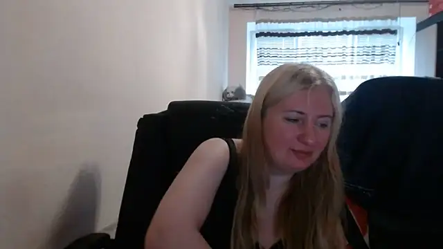 Snapshot of PeterAndJen chatting on June 2026 07:23:01 AM PeterAndJen online show from June 2026 07:23:01 AM