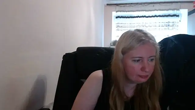 Snapshot of PeterAndJen chatting on June 2026 05:16:02 AM PeterAndJen online show from June 2026 05:16:02 AM