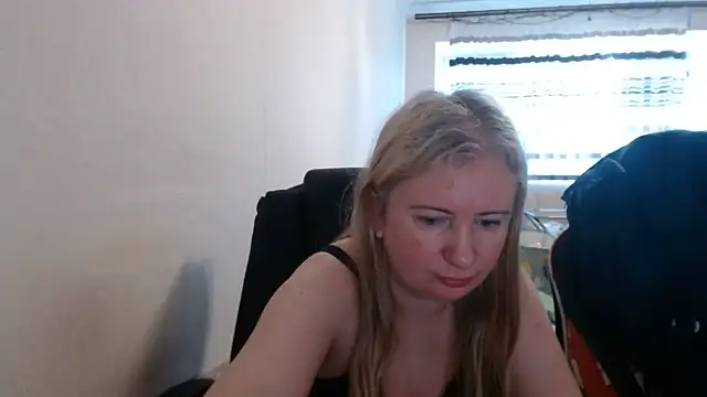 Snapshot of PeterAndJen chatting on June 2026 06:02:01 AM PeterAndJen online show from June 2026 06:02:01 AM
