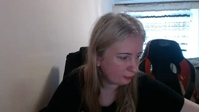 Snapshot of PeterAndJen chatting on June 2026 06:05:02 AM PeterAndJen online show from June 2026 06:05:02 AM