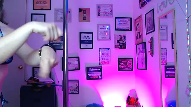 Snapshot of AhriSteele chatting on December 2025 03:47:01 AM AhriSteele online show from December 2025 03:47:01 AM