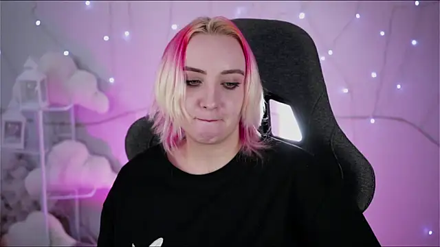 Snapshot of AsheLucker chatting on February 2025 08:51:02 AM AsheLucker online show from February 2025 08:51:02 AM