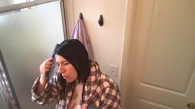 Snapshot of HYPHYtype chatting on November 2025 10:20:02 PM HYPHYtype online show from November 2025 10:20:02 PM