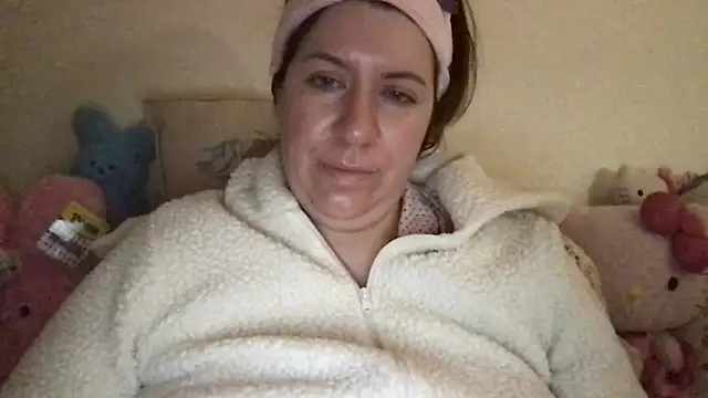 Snapshot of HYPHYtype chatting on December 2025 09:49:01 AM HYPHYtype online show from December 2025 09:49:01 AM