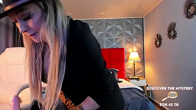 Holly madison  online show from February 2025 04:02:01 PM