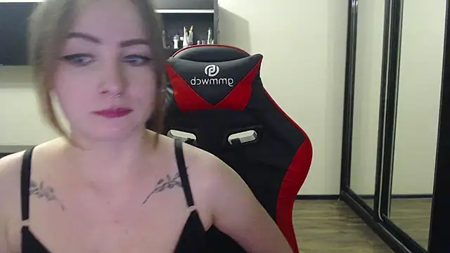 Laralianna online show from February 2025 03:43:01 PM