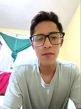 Snapshot of KevinCrz chatting on October 2025 12:01:02 AM KevinCrz online show from October 2025 12:01:02 AM