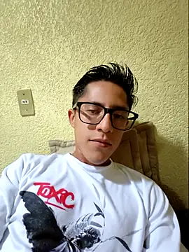 Snapshot of KevinCrz chatting on October 2025 11:05:01 PM KevinCrz online show from October 2025 11:05:01 PM