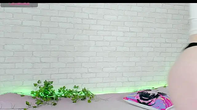 LinaKenny online show from December 2025 04:05:01 PM