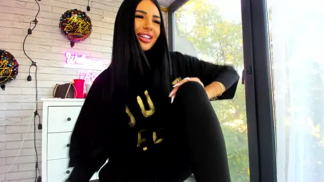 Snapshot of Britney_Charm_ chatting on October 2025 06:05:01 AM Britney Charm online show from October 2025 06:05:01 AM